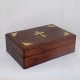 Coffret en bois avec croix dorée