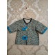 Chemise aux boutons rouges
