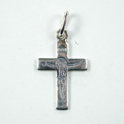 Croix en argent gravé avec le Christ en croix