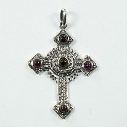 Croix en argent gravée avec pierres de synthèse