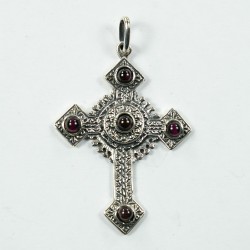 Croix en argent gravée avec pierres de synthèse